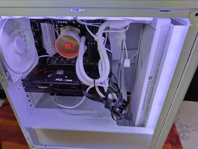 PC Gehäuse Weis - Ansicht Innen